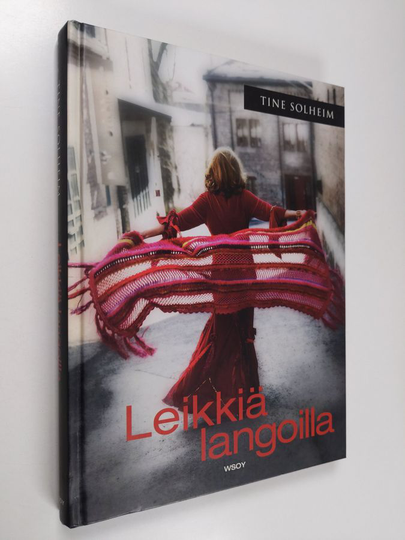 Tine Solheim : Leikkiä langoilla