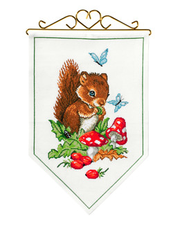 Seinävaate Orava etsii pähkinöitä